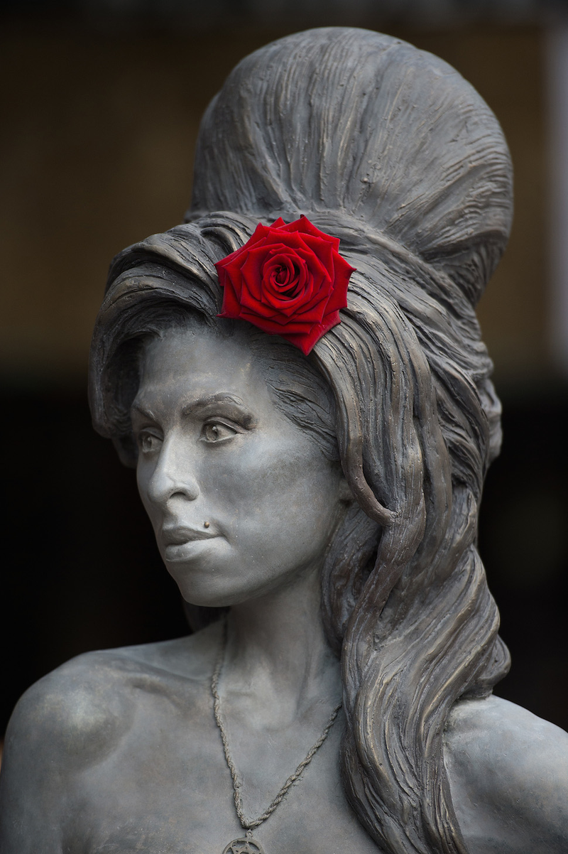 Illustration for article titled ​Hundreds of Fans Gather for Unveiling of Amy Winehouse Statue